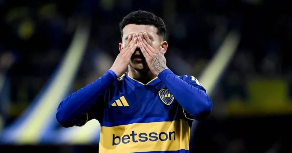 Leonel Flores y parte de su festejo en el gol a Talleres (Marcelo EndelliGetty Images)