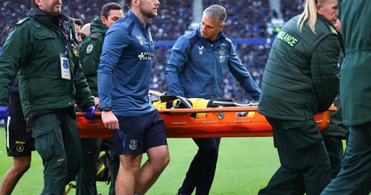 Emiliano Martínez es retirado en camilla tras un fuerte choque (Robbie Jay Barratt - AMAGetty Images)