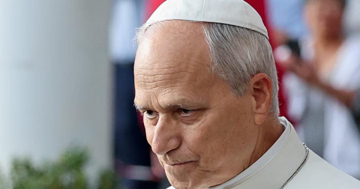 El papa León XIV recibió el alta médica tras cuatro días internado en el hospital Gemelli de Roma y regresó al Vaticano (Foto- Reuters)