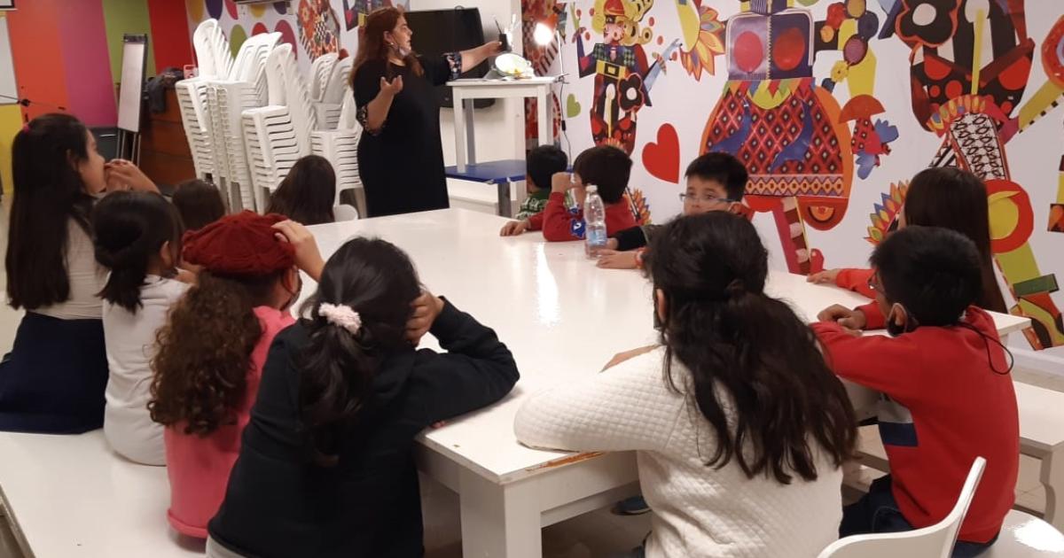 Ofreceraacuten a los nintildeos el taller de arte y literatura Libros cartoneros
