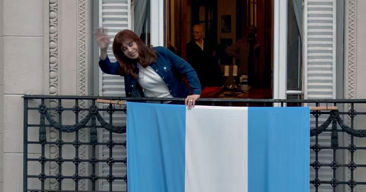 Diacutea de la Lealtad- Cristina Kirchner saludoacute desde el balcoacuten a la militancia reunida en San Joseacute 1111