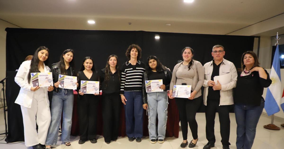 Se entregaron los certificados de los cursos de oficios