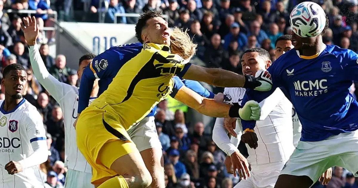 Dibu Martiacutenez seraacute operado por una fractura de mandiacutebula tras el fuerte golpe ante Everton