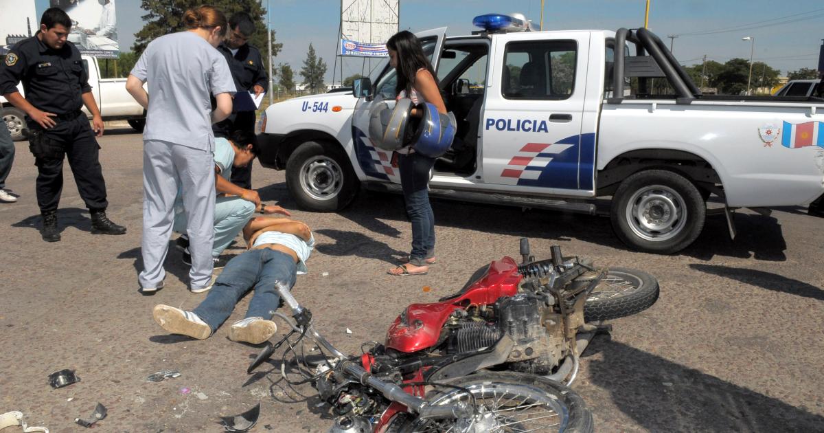Un albantildeil murioacute luego de chocar con su moto contra un camioacuten