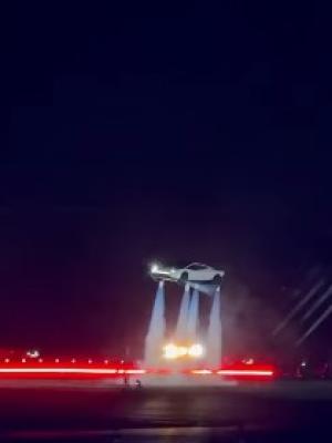 Elon Musk presentoacute el nuevo Tesla Roadster