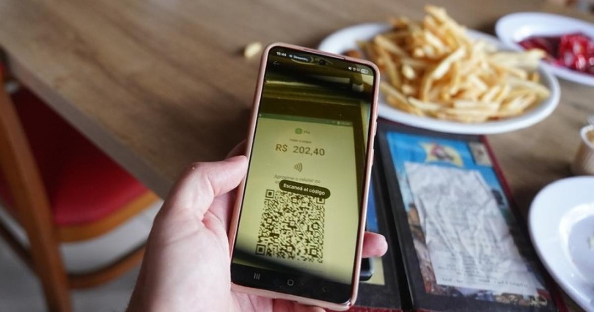 Argentina paga cada vez maacutes con QR- cae el uso de billetes y bajan las extracciones en cajeros