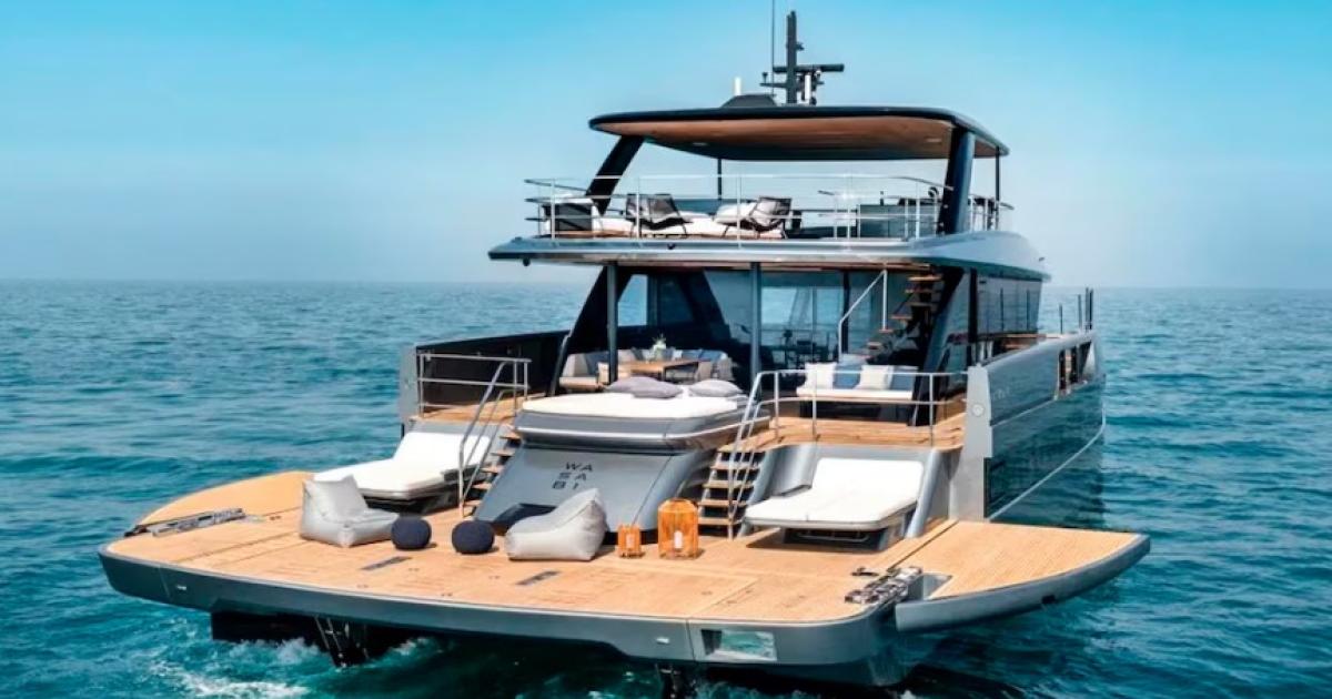 El catamarÃn Sunreef Ultima 88 modelo elegido por el futbolista Lionel Messi navega en mar abierto con sus plataformas de popa extendidas