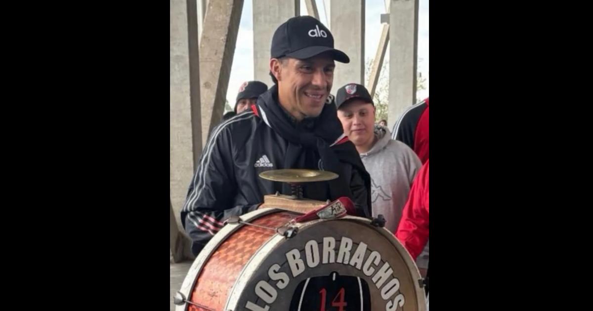 Enzo Peacuterez sorprendioacute en la popular de River en Coacuterdoba   