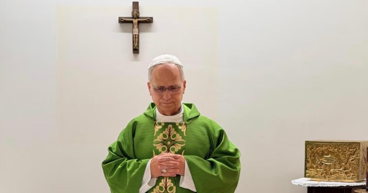 En esta imagen distribuida por Vatican Media el 16 de octubre de 2026 el papa León XIV celebra misa en el policlínico Agostino Gemelli de Roma donde se recupera tras la extracción de un tumor en su pulmón derecho
