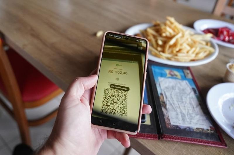 Argentina paga cada vez maacutes con QR- cae el uso de billetes y bajan las extracciones en cajeros