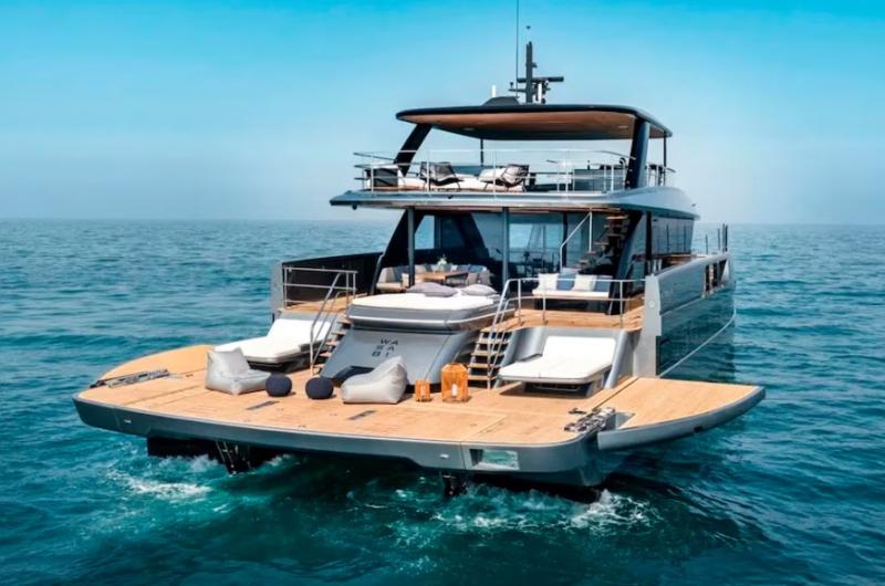 El catamar�n Sunreef Ultima 88 modelo elegido por el futbolista Lionel Messi navega en mar abierto con sus plataformas de popa extendidas