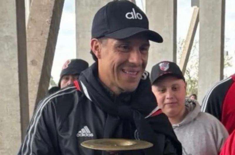 Enzo Peacuterez sorprendioacute en la popular de River en Coacuterdoba   
