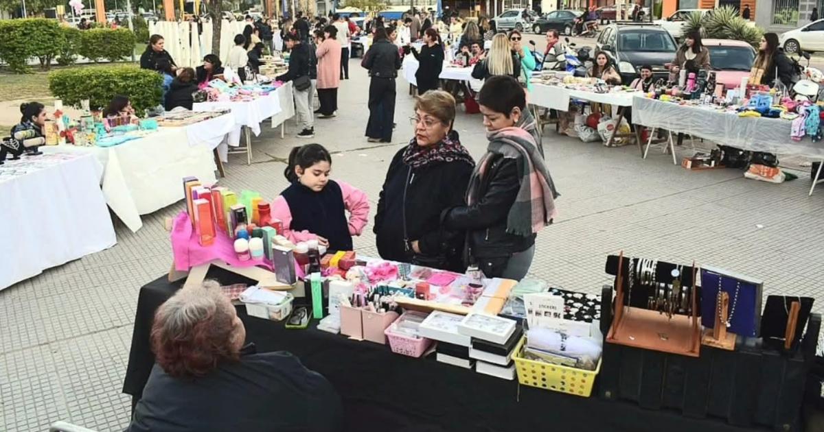 Emprendedoras seraacuten parte de la jornada La Banda se tintildee de rosa