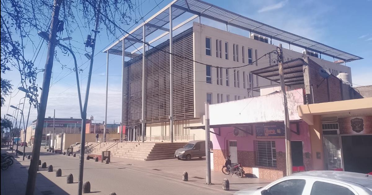 Denuncioacute que pagoacute una deuda de  1800000 y ahora lo amenazan con pegarle una cag