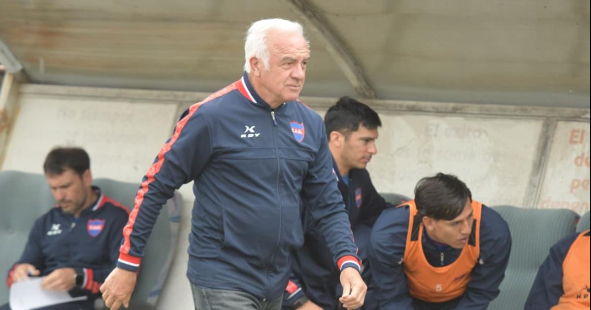Mario Goacutemez admitioacute que podriacutea seguir si se lo piden