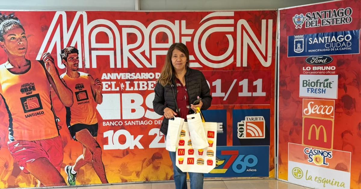 Maratoacuten EL LIBERAL- arrancoacute la entrega de kits para los atletas de los 10K y 21K en Plaza Mayor