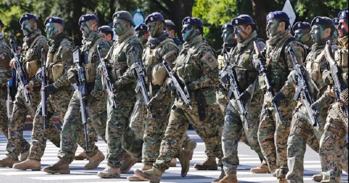 En medio de la tensión por Malvinas el Gobierno dispuso secreto militar para la compra de equipamiento para las Fuerzas Armadas (Foto Google)