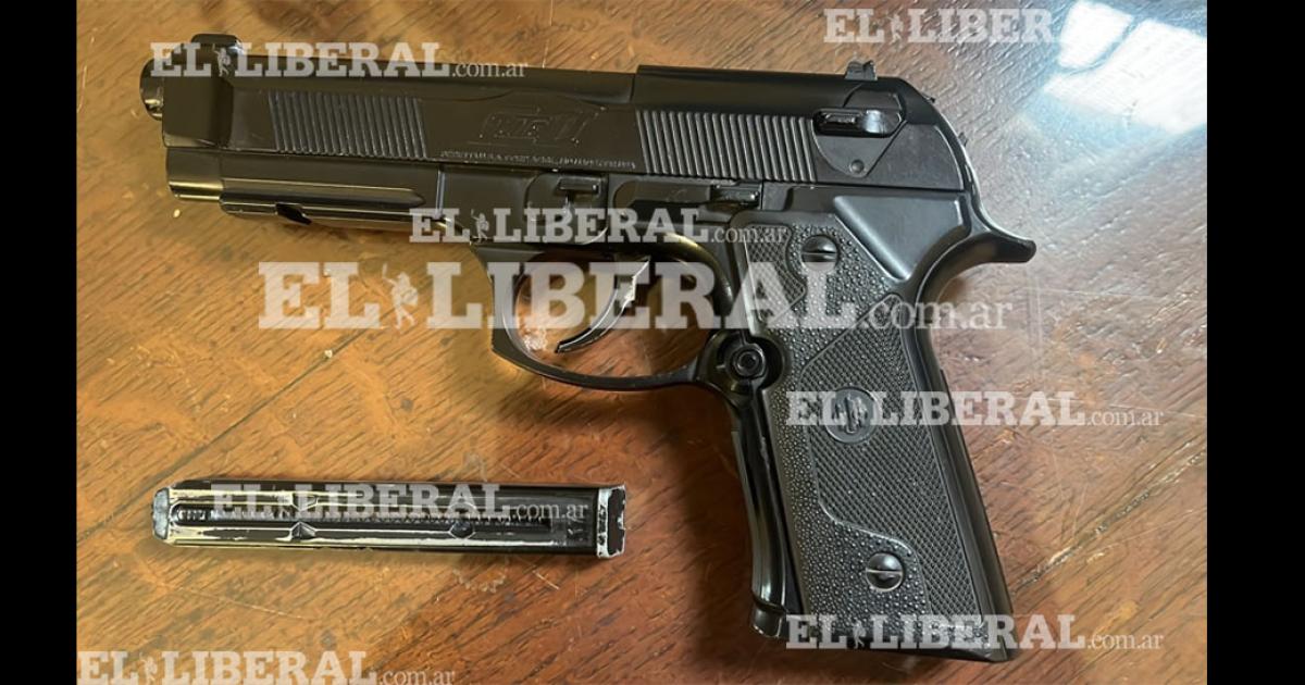 Los efectivos realizaron las pericias de rigor en el arma incautadas (Foto El Liberal)