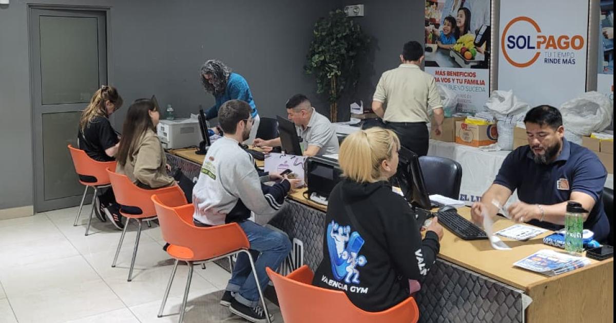 FOTOS Gran concurrencia en la entrega de kits del Maratoacuten de EL LIBERAL en Galeriacutea Plaza Mayor