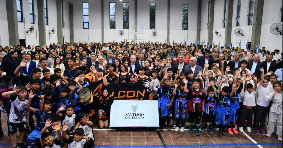 El gobernador Eliacuteas Suaacuterez inauguroacute el Polideportivo de Icantildeo