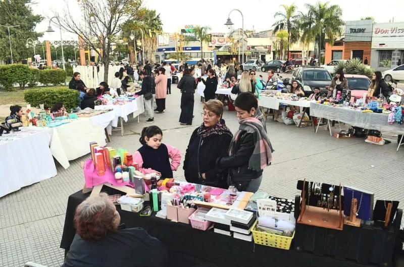 Emprendedoras seraacuten parte de la jornada La Banda se tintildee de rosa