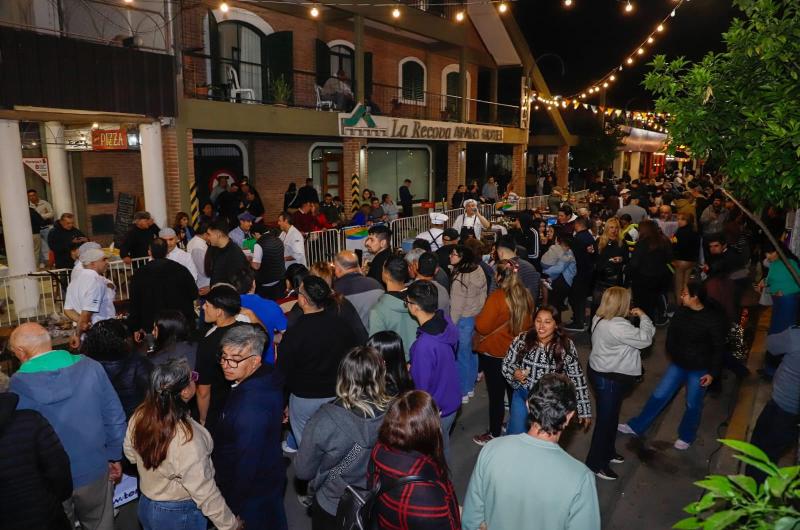 Una multitud disfrutoacute del Concurso de Asadores de Cabritos