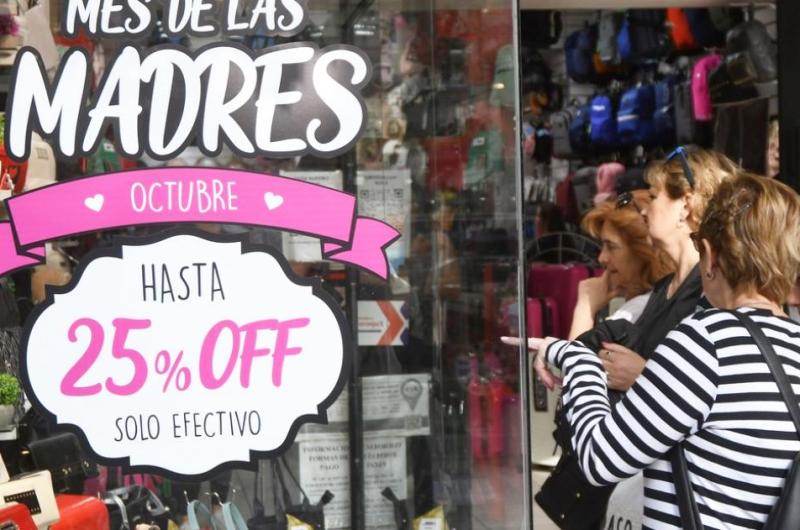 Caiacuteda interanual de 14-en-porciento- en comercios en ventas por el Diacutea de la Madre