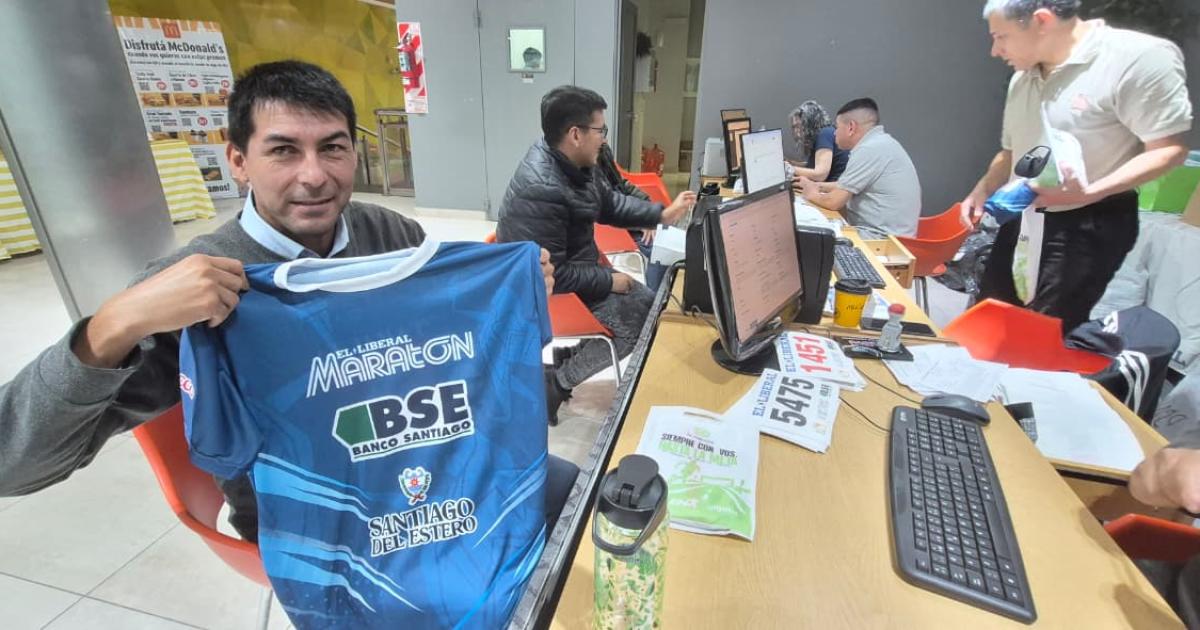 Maratoacuten EL LIBERAL- arrancoacute la entrega de kits para los atletas de los 10K y 21K en Plaza Mayor
