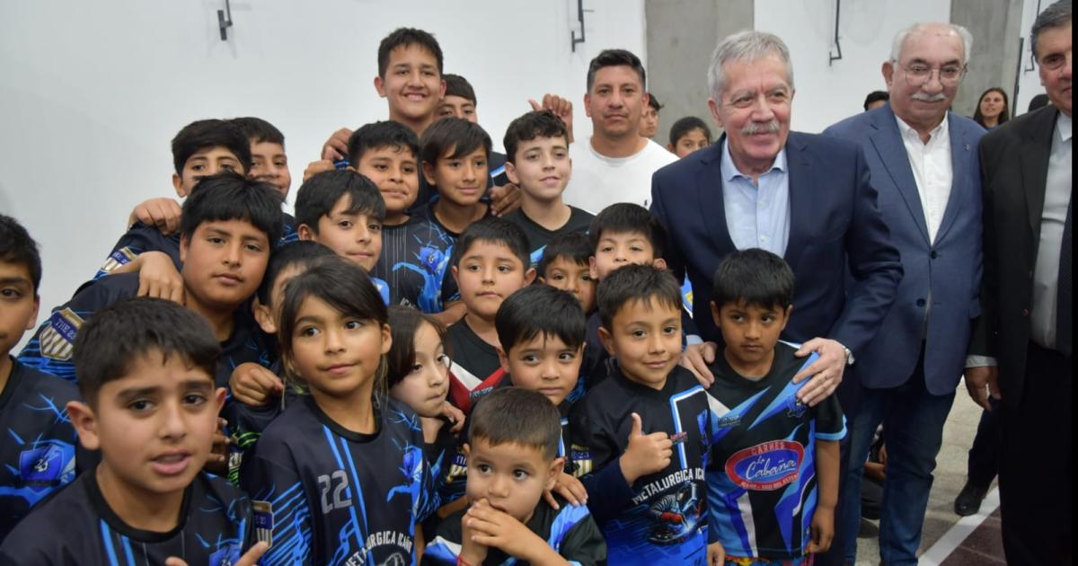 El gobernador Eliacuteas Suaacuterez inauguroacute el Polideportivo de Icantildeo