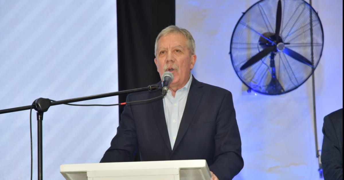 El gobernador Eliacuteas Suaacuterez inauguroacute el Polideportivo de Icantildeo