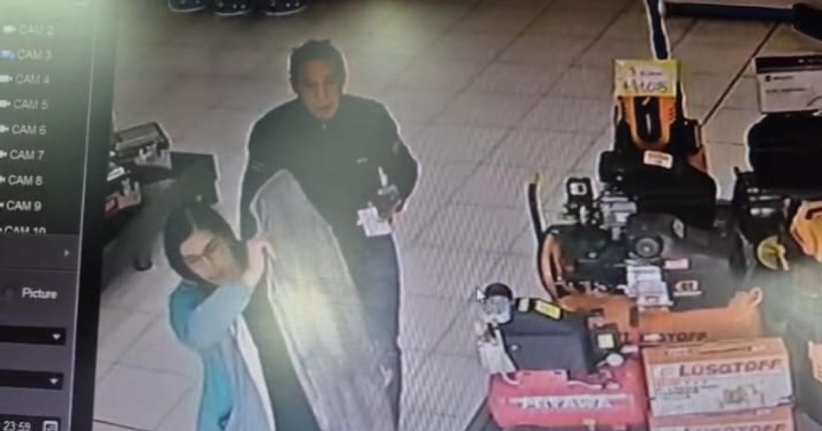 EN ACCIÓN- La pareja expuesta por las cÃmaras con el dinero de la empresa en la cartera de Batule