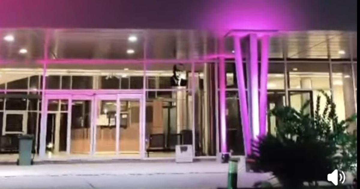 El Centro Integral de Salud Termas de Riacuteo Hondo se iluminoacute de rosa
