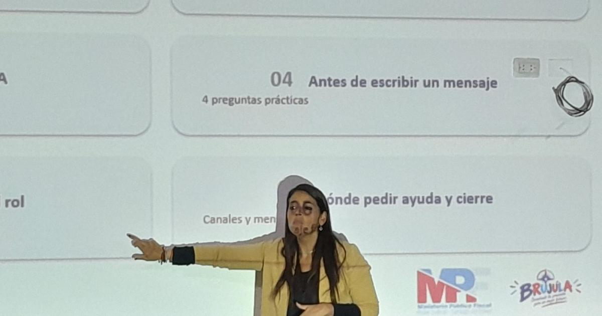 El MPF llevoacute el programa Bruacutejula al Colegio La Asuncioacuten para prevenir riesgos en los entornos digitales