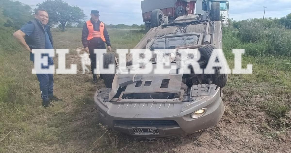 Se realizaron las pericias de rigor en el rodado siniestradl (Foto El Liberal)