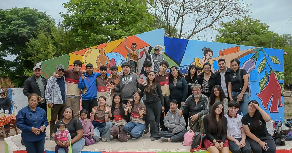 Monte Quemado- joacutevenes crearon un mural artiacutestico para revalorizar la identidad y la cultura santiaguentildea
