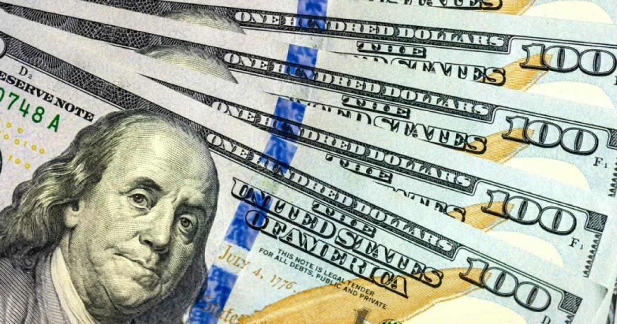 El dólar cerró con una suba menor de un peso
