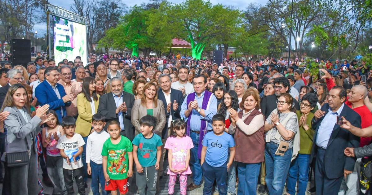La intendente Fuentes acompañada por vecinos dejó habilitada la remodelación integranal de una Plaza en el barrio Huaico Hondo