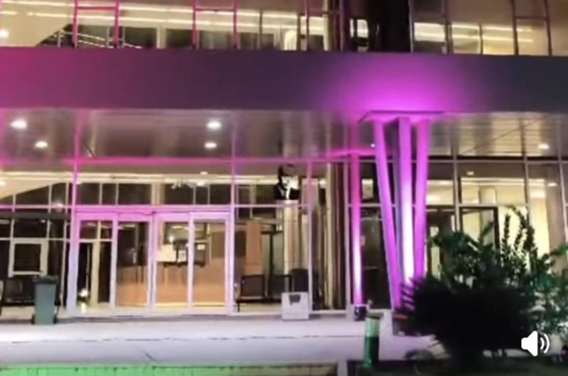 El Centro Integral de Salud  Termas de Riacuteo Hondo se iluminoacute de rosa 