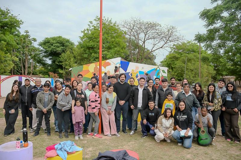 Monte Quemado- joacutevenes crearon un mural artiacutestico para revalorizar la identidad y la cultura santiaguentildea