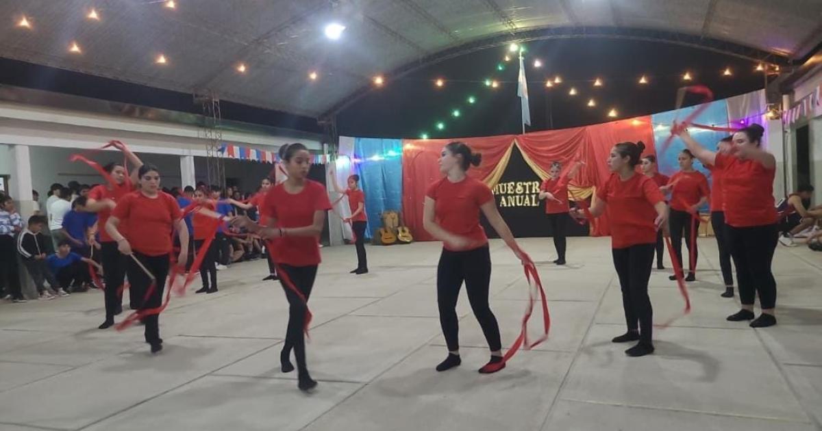 El colegio San Antonio brilloacute en su Muestra de Gimnasia y Artiacutestica