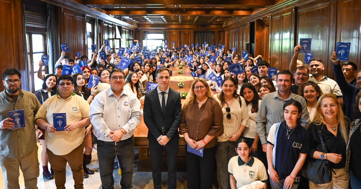 Conociendo mi provincia- Viacutector Araujo recibioacute en Casa de Gobierno a alumnos de cinco departamentos