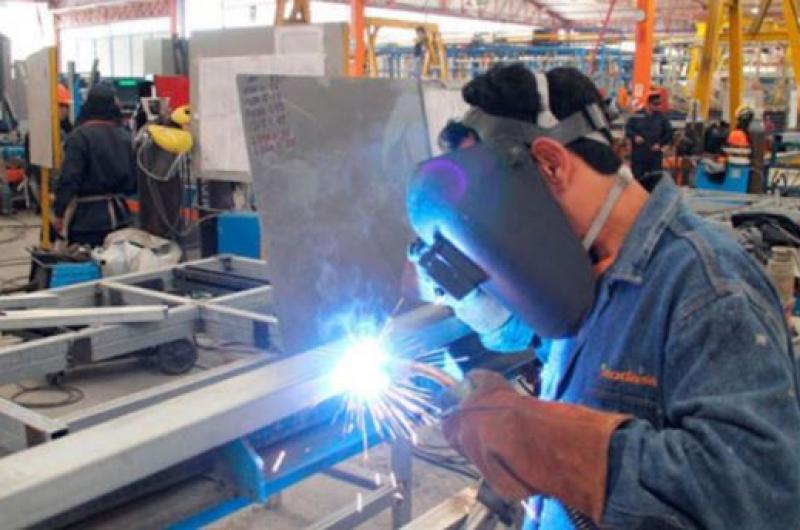 La actividad econoacutemica cayoacute 17-en-porciento- interanual en agosto y marcoacute su mayor baja del antildeo seguacuten el INDEC