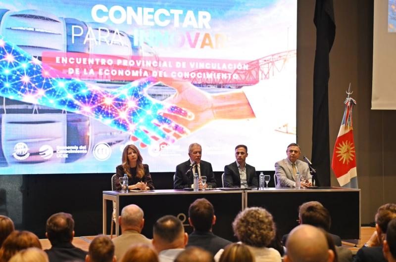 Eliacuteas Suaacuterez encabezoacute en el Foacuterum la apertura de Conectar para Innovar junto a ministros y el CFI
