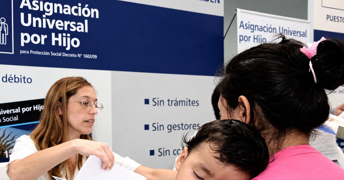 Los montos por hijo y cuaacutento cobraraacute en total una familia en noviembre por Tarjeta Alimentar y AUH