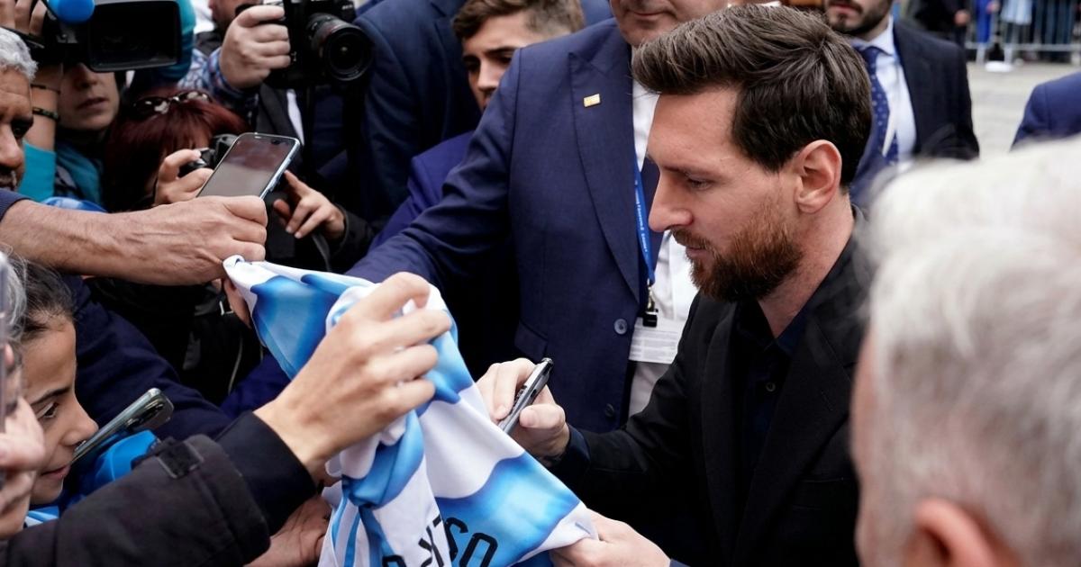 VIDEO Locura por Messi en Espantildea- rompioacute el protocolo y desatoacute una revolucioacuten entre sus fans