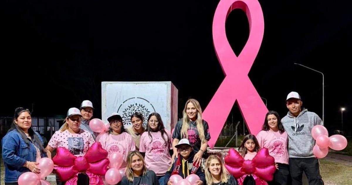 Suncho Corral se vistioacute de rosa- Semillas en Accioacuten realizoacute un abrazo simboacutelico por la lucha contra el caacutencer de mama
