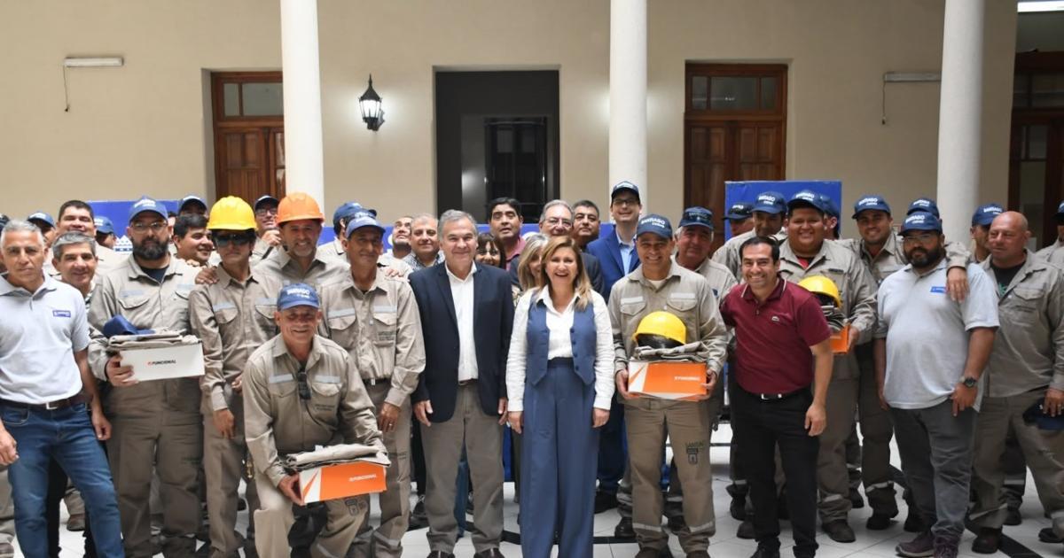 La intendente Fuentes entregoacute maacutes de 160 uniformes de trabajo al personal de la Direccioacuten de Electricidad