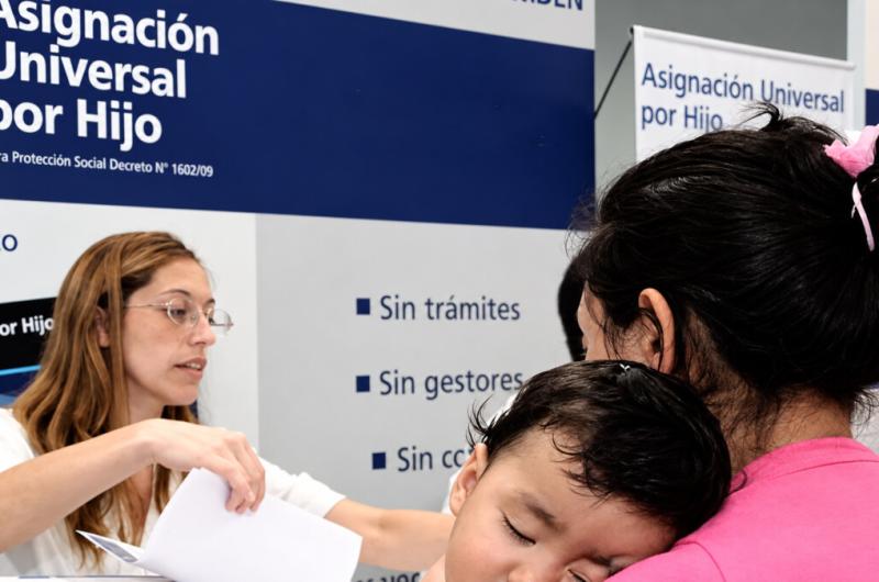 Los montos por hijo y cuaacutento cobraraacute en total una familia en noviembre por Tarjeta Alimentar y AUH