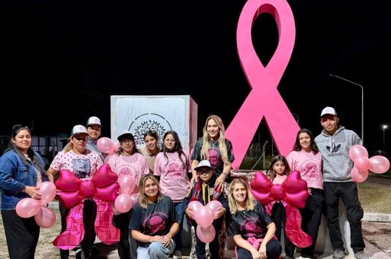 Suncho Corral se vistioacute de rosa- Semillas en Accioacuten realizoacute un abrazo simboacutelico por la lucha contra el caacutencer de mama