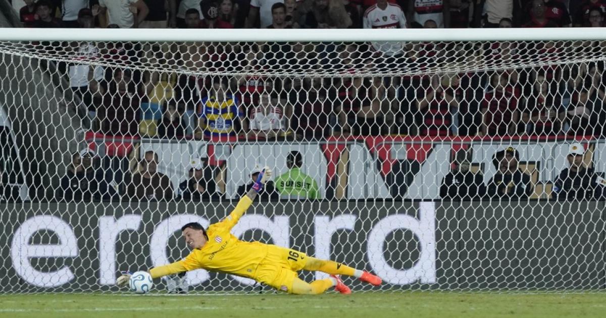 Muslera el heacuteroe de Estudiantes- atajoacute tres penales ante Flamengo y metioacute al Pincha en la final